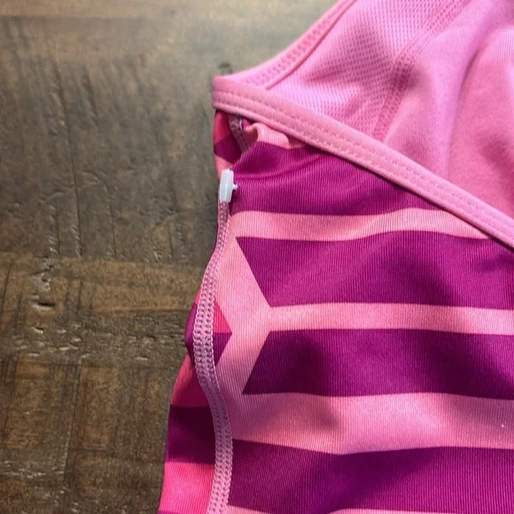 NWOT Nike workout top - Picture 3 of 4